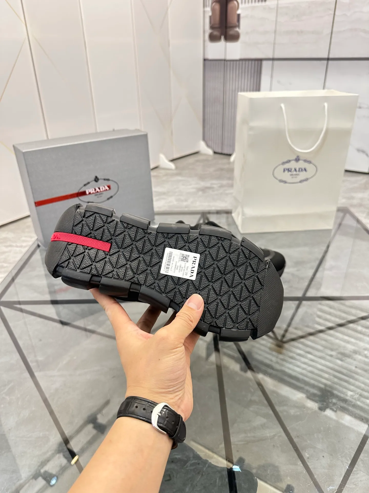 Men's shoes for sale 💰: 💰P580¥ High-end top quality Product trademark: Prada *"Prada*" low-top casual shoes Regular size: 38-45 (can be customized to 46) Product materials: imported breathable fly weave upper, professional glue-making process, breathable lining, cowhide foot pads, original ultra-light foam outsole. No.: 001